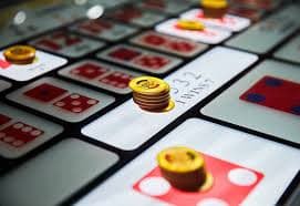 Antarmuka aplikasi wingbola di perangkat Android menampilkan menu sportsbook sepak bola Liga 1 dan live dealer roulette